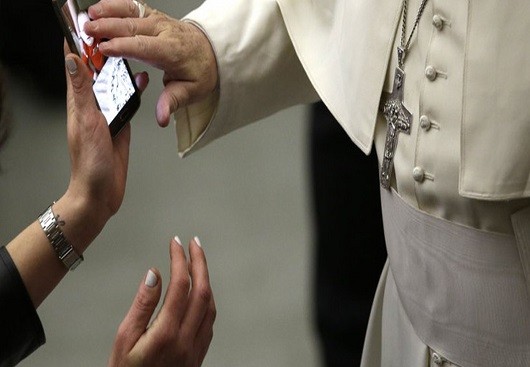 Ruhani Lider Papa’nın Akıllı Telefon ile İmtihanı 6 Ruhani Lider Papa’nın Akıllı Telefon ile İmtihanı
